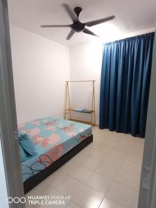 a bedroom with a bed and a ceiling fan at KASTURI GUEST HOUSE PUTRAJAYA in Putrajaya