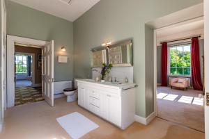 Luxury country mansion in West Cork في باندون: حمام مع حوض ومرحاض +49 صورة