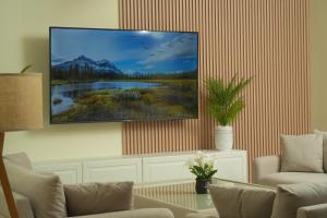 sala de estar con TV colgada en la pared en Pure Sand - Luxury Hostel JBR Dubai en Dubái