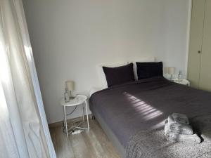 una camera con un grande letto e un tavolino di Appartement Design VIII - Port Rosmeur - Sublime vue Mer a Douarnenez