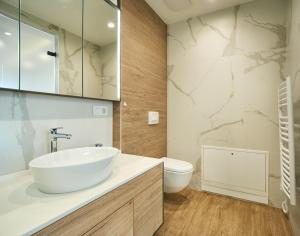 uma casa de banho com um lavatório e um WC em Nook Zehn Apartments & Loft by Irundo em Viena