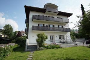 ein weißes Gebäude mit einer Kuppel darüber in der Unterkunft Residence Haus Ragen in Bruneck