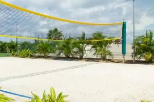 un campo da pallavolo con rete su una spiaggia di Maho: Cozy Studio with pool&gym a Maho Reef
