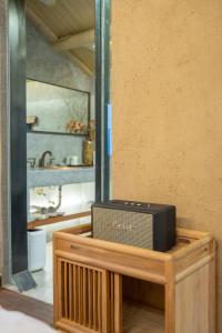 a radio sitting on top of a wooden stand at Xianqingshan Homestay in Hangzhou