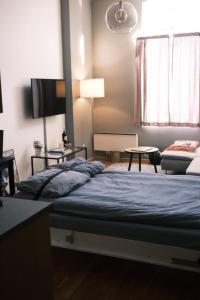 1 dormitorio con 1 cama y 1 mesa con lámpara en Studio apartment, en Oslo