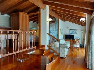 uma sala de estar com pisos em madeira e uma escadaria em Phi Hotel Dei Medaglioni em Correggio
