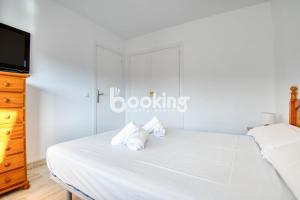 Postel nebo postele na pokoji v ubytování Vall de ribes Apartament per 4 persones amb piscina comunitària, a prop de Port d'Aro