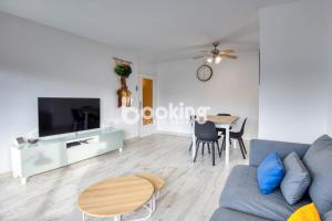 TV a/nebo společenská místnost v ubytování Vall de ribes Apartament per 4 persones amb piscina comunitària, a prop de Port d'Aro