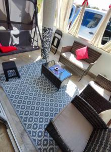 - une vue aérienne sur un salon avec des chaises et une table dans l'établissement Apartman Marija Privlaka, à Privlaka