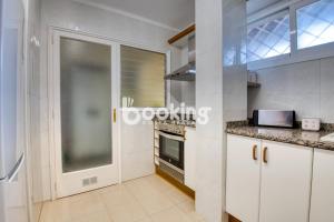 Kuchyň nebo kuchyňský kout v ubytování Vall de ribes Apartament per 4 persones amb piscina comunitària, a prop de Port d'Aro