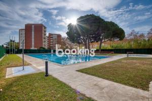 Bazén v ubytování Vall de ribes Apartament per 4 persones amb piscina comunitària, a prop de Port d'Aro nebo v jeho okolí
