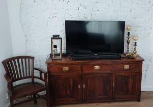 TV a/nebo společenská místnost v ubytování Apartament z Napoleonem w tle