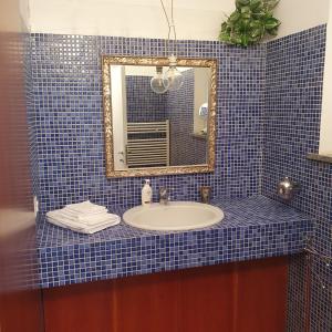 bagno con lavandino e specchio di Gaia Suites a Torino