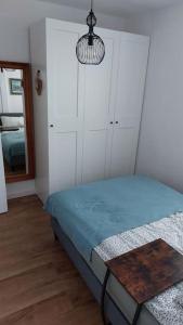 Postel nebo postele na pokoji v ubytování Apartament z Napoleonem w tle
