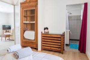 a bedroom with a dog sitting on top of a crib at La Luberonnette in Saint-Saturnin-dʼApt