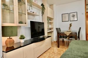 een slaapkamer met een flatscreen-tv en een tafel bij Coqueto Apartamento de un dormitorio en el Barrio Salamanca RCT3 in Madrid