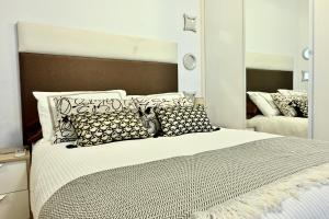 een slaapkamer met een groot bed en een grote spiegel bij Coqueto Apartamento de un dormitorio en el Barrio Salamanca RCT3 in Madrid
