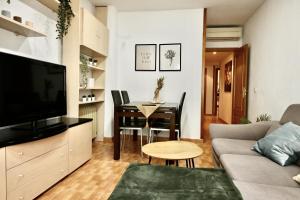 a living room with a couch and a table at Coqueto Apartamento de un dormitorio en el Barrio Salamanca RCT3 in Madrid