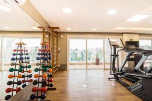 una sala fitness con tapis roulant e palestra di Moinhos Park by My Way a Porto Alegre