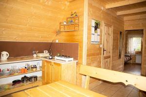 ツァルナ・グラにあるHacjenda - Apartamenty i Pokoje Gościnneの木造キャビンのキッチン(ベンチ付) +74枚の写真