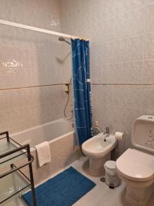 La salle de bains est pourvue de toilettes, d'une baignoire et d'un lavabo. dans l'établissement Beja Garden, à Beja