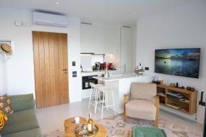 sala de estar con sofá y cocina en AZIZA luxury suite en Tolón