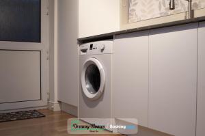 Φωτογραφία από το άλμπουμ του Four Bedroom Spacious House By Dreamy Homes Short Lets And Serviced Accommodation with Free Parking Near Salisbury City Centre σε Old Sarum
