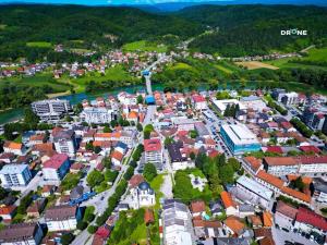 een luchtzicht op de stad Dresden bij Apartman Capital Novi Grad in Bosanski Novi