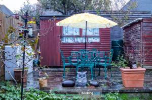 Κήπος έξω από το Four Bedroom Spacious House By Dreamy Homes Short Lets And Serviced Accommodation with Free Parking Near Salisbury City Centre
