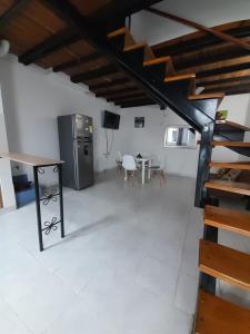 Großes Zimmer mit einem Tisch und einem Kühlschrank. in der Unterkunft Apartamento Amoblado con Ventilador in Montería