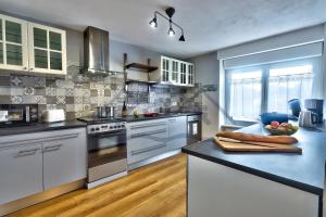 a kitchen with a counter with a bowl of fruit on it at LocaLise - M26 - Ty Vakansou - Maison avec jardin au Guilvinec - Tout à pied, plage, port, centre - Wifi inclus - Draps inclus - Animaux non admis in Le Guilvinec
