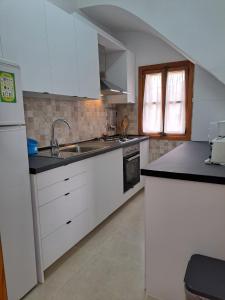 Кухня или мини-кухня в PuntBlanc Residences
