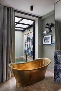 een bad in een kamer met een spiegel bij Villa Augustine in Tanger
