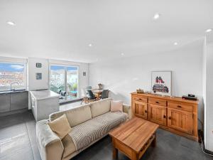 a living room with a couch and a table at Escale Affaires Dugny-Bourget in Dugny