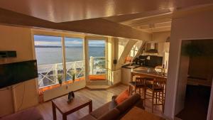 uma cozinha e sala de estar com vista para o oceano em Strandkoje in erster Reihe mit traumhaftem Blick auf die Kieler Förde em Laboe