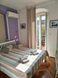 een slaapkamer met een groot bed en een raam bij Sunny terrace in Split