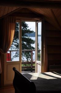 Dormitorio con ventana grande con vistas al agua en Vershina Seligera, en Svapushche