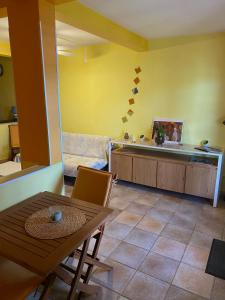 a living room with a table and a kitchen at La Villa Davy in Ducos