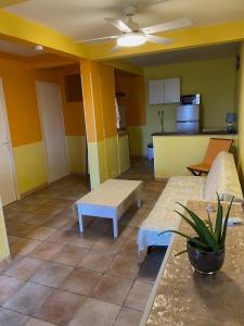 een woonkamer met een bank en een tafel bij La Villa Davy in Ducos