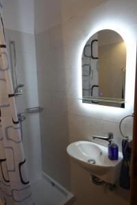 a bathroom with a sink and a mirror at Studio in Villa in Kalloni direkt am Meer in Kalloni