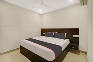 ein Schlafzimmer mit einem großen Bett in einem Zimmer in der Unterkunft Super Collection O Hotel Pnr International Mehdipatnam in Hyderabad