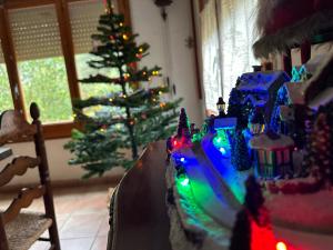 Un árbol de Navidad con luces de Navidad en una habitación en Casa Trianó entre montañas, río y cielo de estrellas, en Albanya