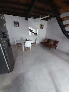 ein Wohnzimmer mit einem Tisch, Stühlen und einem Sofa in der Unterkunft Apartamento Amoblado con Ventilador in Montería