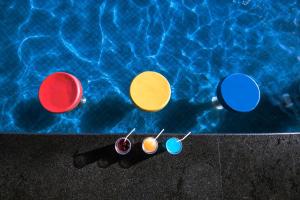 un grupo de gafas de colores en una piscina en Vila Galé Resort Marés - All Inclusive, en Guarajuba