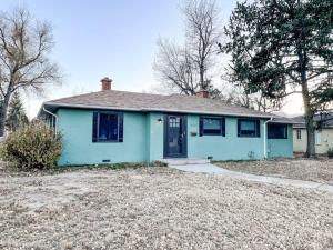 een huis met een blauw huis bij Peaceful Getaway / Heart of COS/mins to downtown in Colorado Springs