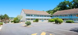 un grand parking en face d'un bâtiment dans l'établissement Campanile Melun Sud - Dammarie les Lys, à Melun