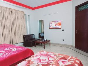 sypialnia z łóżkiem, krzesłem i stołem w obiekcie Gulshan Family Guest House Near Millennium Mall w mieście Karaczi