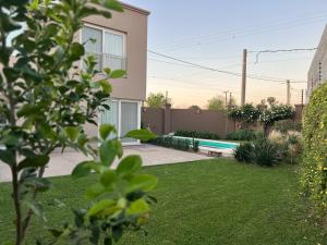 una casa con un patio con piscina en CaSa GrinGa "Moderna casa entre el Campo y la Ciudad" en Pergamino
