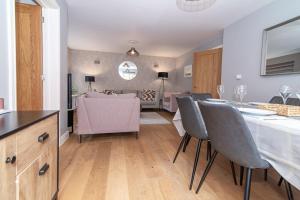 ラドローにあるElegant Ludlow Haven: 4Bed Ultimate Tranquilityのキッチン、リビングルーム(テーブル、椅子付)