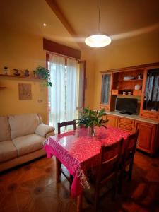 sala de estar con mesa y sofá en Appartamento LA VALLE Sala Monferrato, en Sala Monferrato